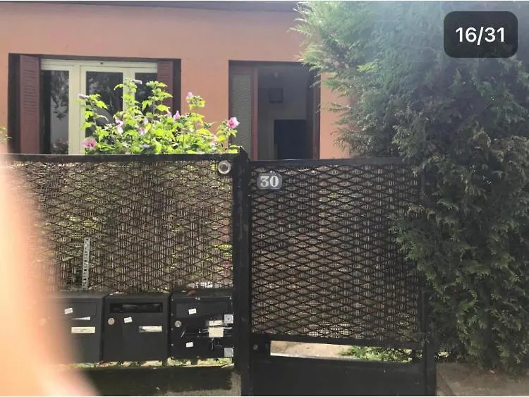 Luxueux Pavillon Grande Suites Familiales 4 Pax Avec Grand Jardin Et Balcon Bagneux  0*, Bagneux (Hauts-de-Seine)